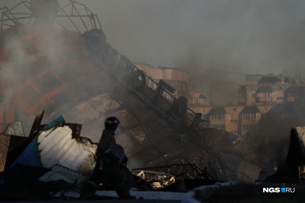 В каких героических условиях работали пожарные на ГБШ — 32 эффектных кадра масштабного пожара