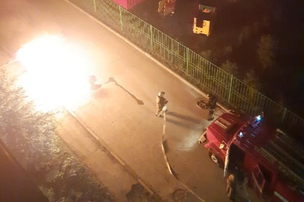 В «Матрешкином дворе» ночью полностью сгорела иномарка — видео, как машина превратилась в огненный шар