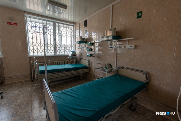 В Новосибирске из окна ковидного госпиталя выпал пациент