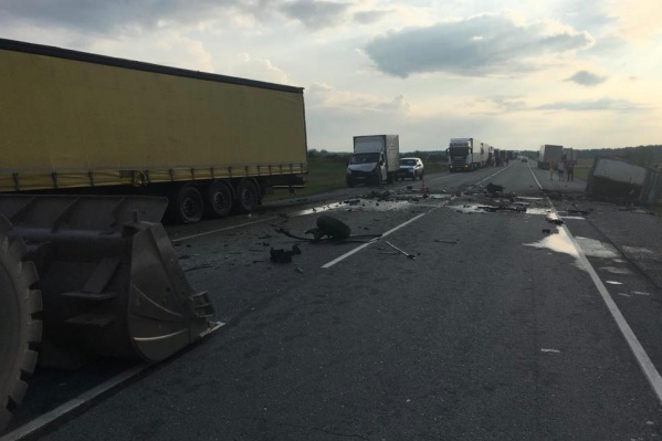 В Новосибирской области столкнулись две «Газели» и грузовик — погиб водитель