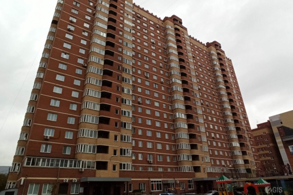В Заельцовском районе женщина выпала с балкона многоэтажки и погибла