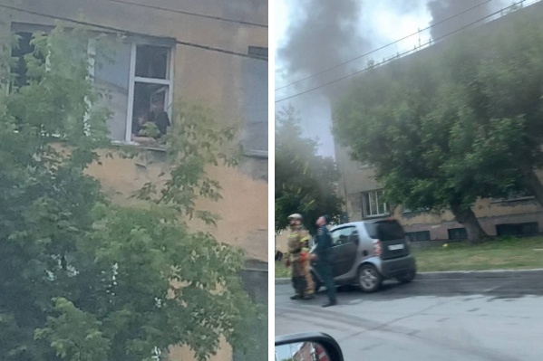 В Железнодорожном районе Новосибирска улицу перекрыли из-за пожара