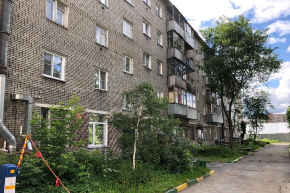 «Мальчик смотрел мультфильмы»: подробности трагедии в Новосибирске, где 2-летний ребенок упал с четвертого этажа