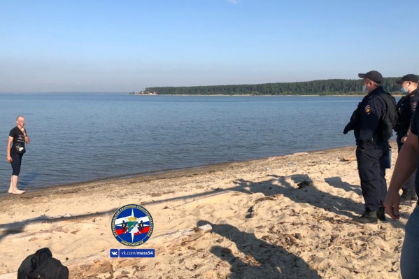 На Центральном пляже Академгородка мужчина угрожал покончить с собой — понадобилась помощь спасателей и полиции