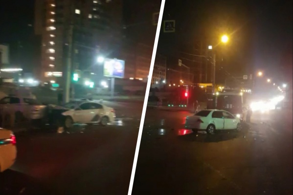На Красном проспекте произошло массовое ДТП — одного из водителей увезли на скорой