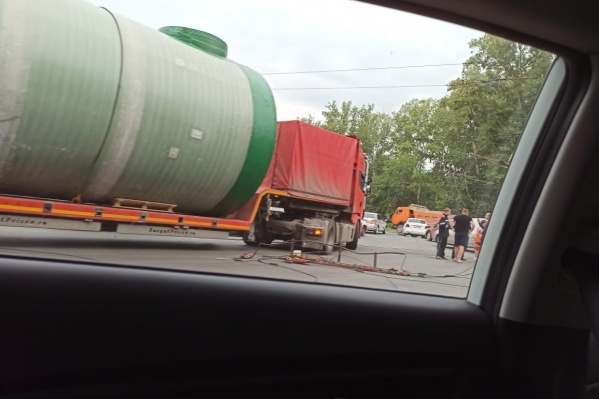 На площади Кирова грузовик с цистерной оборвал провода