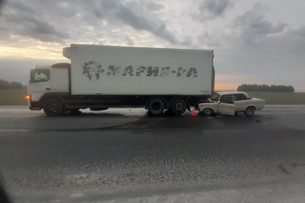 На трассе под Новосибирском ночью «Жигули» залетели под грузовик — пострадали пять человек