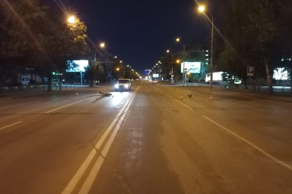Ночью в центре Новосибирска автомобиль сбил мужчину на самокате