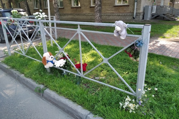 Новосибирцы приносят игрушки и цветы на место гибели пятилетнего мальчика в Академгородке