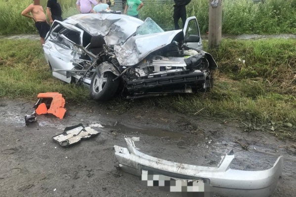 Под Новосибирском водителя «Приоры» зажало в салоне после лобового столкновения с КАМАЗом