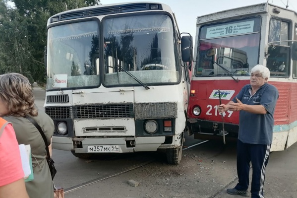 Трамвай столкнулся с автобусом в Ленинском районе — есть пострадавшие
