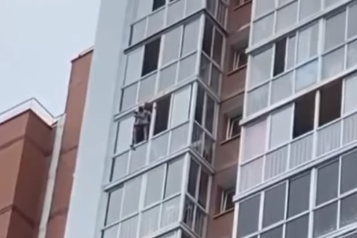 В Иркутске мужчина повис за окном 13-го этажа с ребенком на руках — из-за измены жены