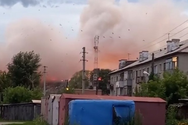 В Новосибирске загорелся мусорный полигон на левом берегу — огонь попал на видео