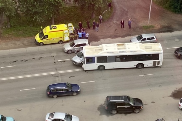 «Водителя увезли в реанимацию»: автобус на встречке врезался в кроссовер