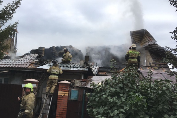 «Две многодетные семьи остались без крыши над головой»: пугающий пожар на улице Бронной попал на видео
