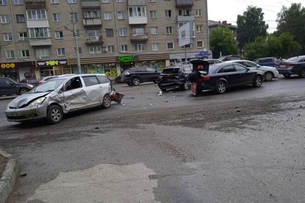 Из-за пьяного водителя пострадало семь машин: в ГИБДД рассказали подробности массового ДТП на Титова