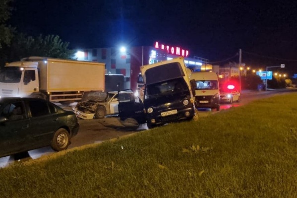 На Богдана Хмельницкого «Ниссан» врезался в грузовик — есть пострадавшие