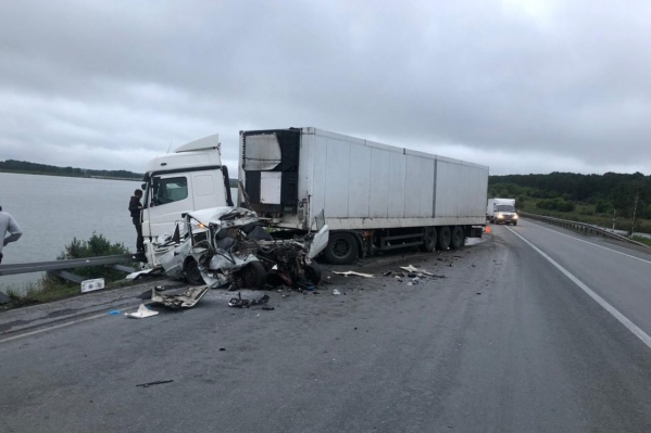 На новосибирской трассе «Жигули» столкнулись с грузовиком — водитель легковушки погиб