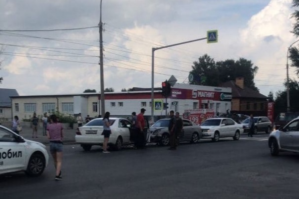 На Одоевского столкнулись три автомобиля — очевидцы сообщают о пострадавших