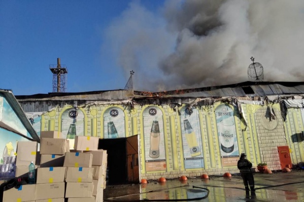 Под Новосибирском горит склад магазина — пожару присвоен повышенный ранг