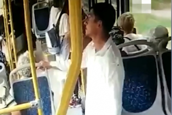 Появилось видео нападения с ножом на пассажира автобуса