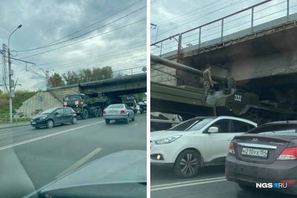 Собралась пробка: возле Академгородка военной машине спустили колеса, чтобы она проехала под мостом