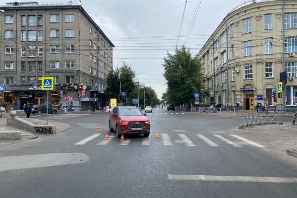 В центре Новосибирска иномарка сбила 2-летнего ребенка на пешеходном переходе