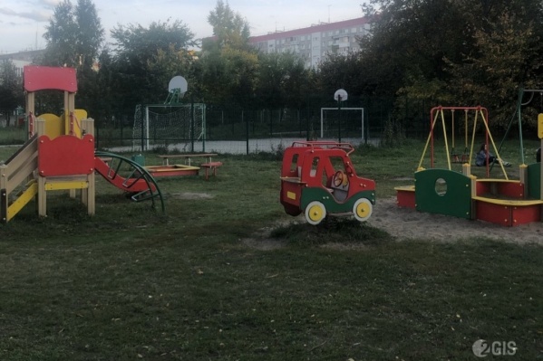 В Новосибирске на детской площадке нашли повешенного мужчину